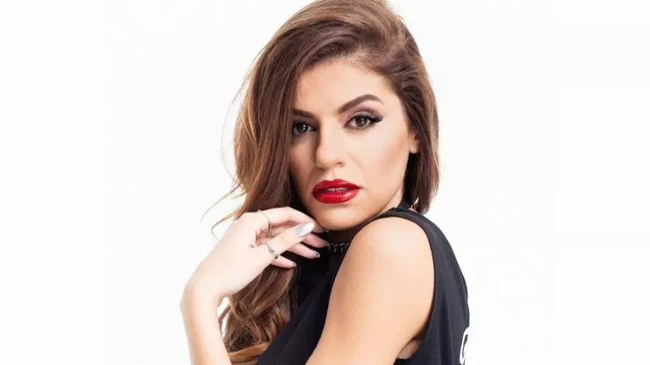 Михаела Филева разпуска с гаджето на яхта  (СНИМКИ)