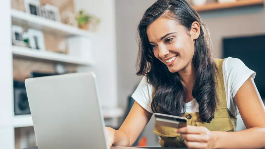 Страхотни намаления на дамски дрехи през февруари в Creative-BG