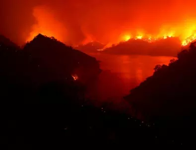 Още заповеди за евакуация в Калифорния заради пожара „Дикси“ 