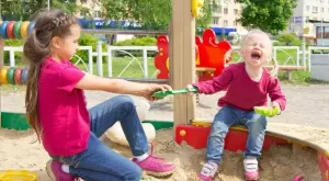 4 причини да НЕ учите детето си да „споделя” играчки