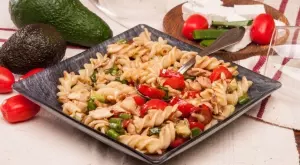 Макаронена салата с пиле и авокадо