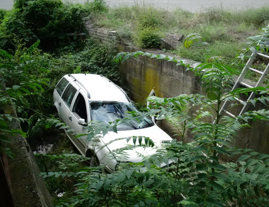 Фолксваген падна в дере край Благоевград, има пострадали (СНИМКИ)