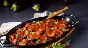 Патлаждани с доматен сос