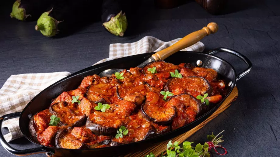 Патлаждани с доматен сос