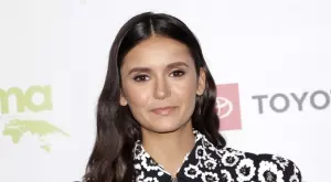 Нина Добрев блесна в Кан с разголена рокля (СНИМКИ)