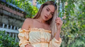 Жена превръща стари дрехи в стилни тоалети (ВИДЕО)