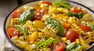 Салата с царевица и домати