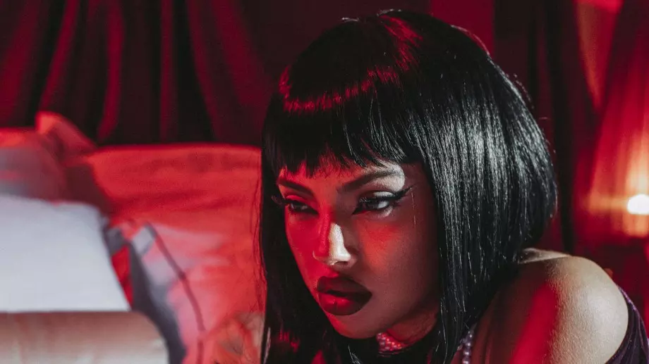 DARA съблазнява в ново видео