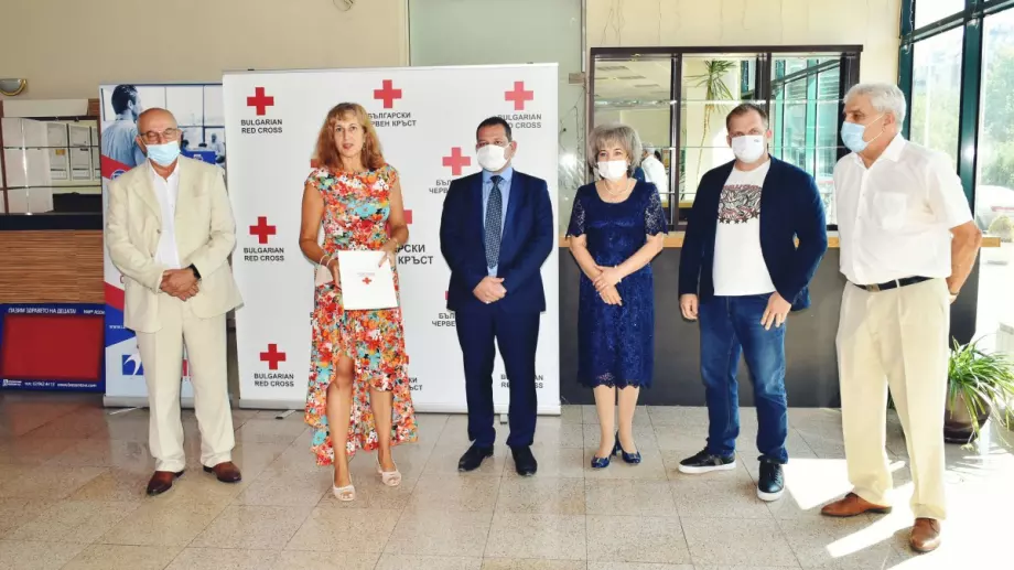 "Лев Инс" дари санитарни стелки на 133 училища в страната