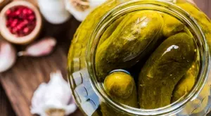 Бързи кисели краставички без варене