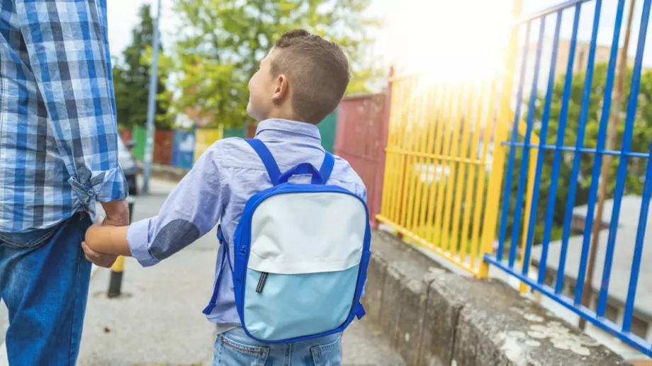 Кандидатстваме онлайн за помощта от 300 лв. за първокласници и осмокласници