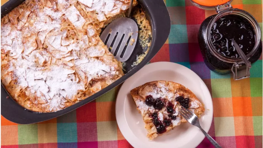 Сладка баница с горски плодове