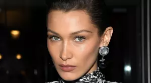 Бела Хадид е неустоима за Versace (СНИМКИ + ВИДЕО)