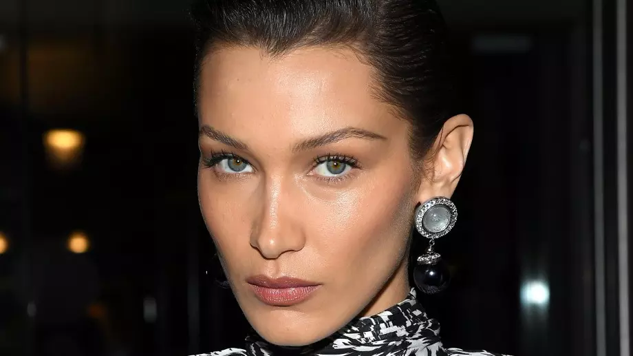 Бела Хадид е неустоима за Versace (СНИМКИ + ВИДЕО)