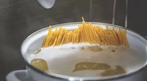 Защо никога НЕ трябва да чупите спагетите при варене