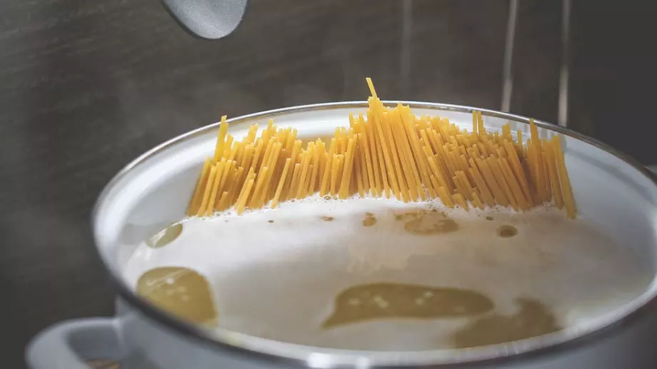 Защо никога НЕ трябва да чупите спагетите при варене