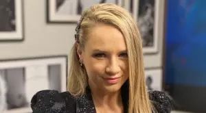 Лора Караджова вае тяло с танци на пилон (СНИМКА)