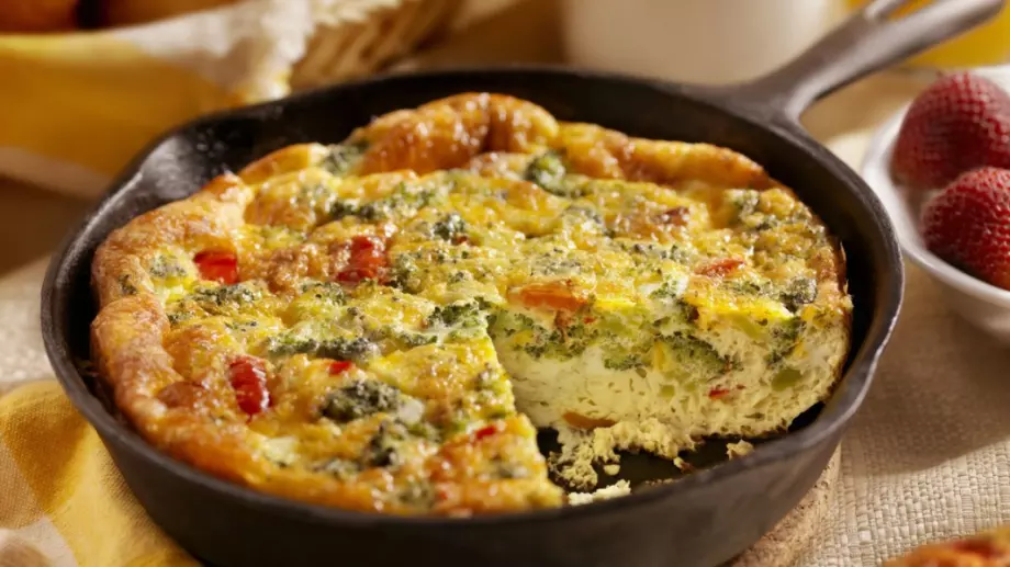 Ястие с яйца, чушки и сирене, подобно на омлет, но по-вкусно от него