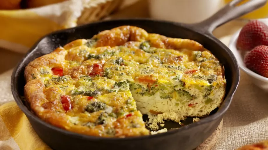 Уникално ястие, подобно на омлет, но с тиквички, яйца и сирене