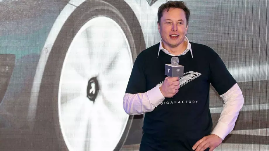 Мъск ще съкращава работници в Tesla, заменя ги робот