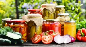 Хитри трикове за зимнина, с които няма да изхвърлите нито един буркан от нея