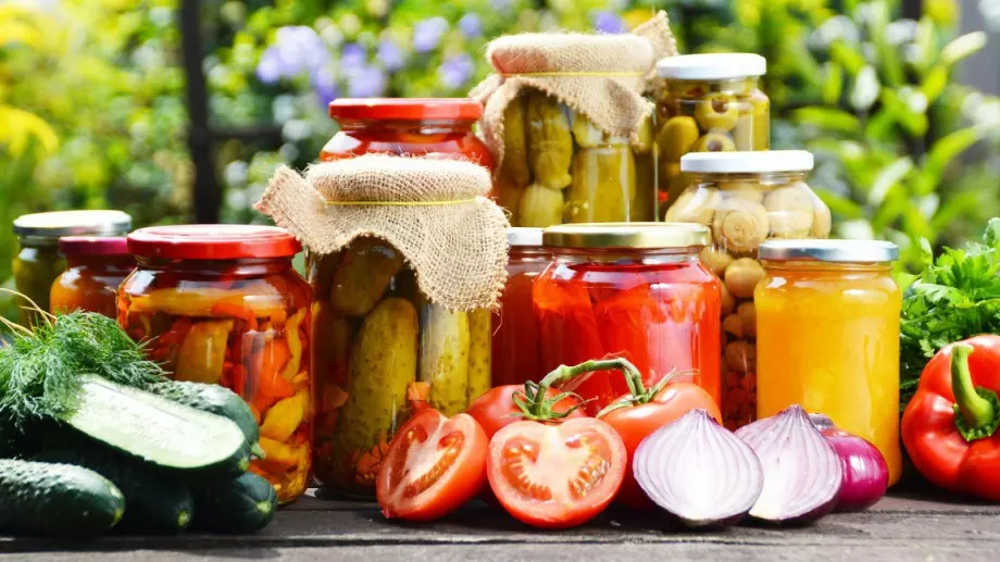 Внимавайте! Домашните консерви могат да ви разболеят 