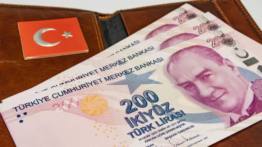 Защо турската лира не спира да пропада?