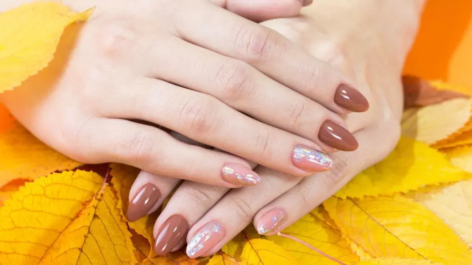 Руски маникюр: Всичко, което трябва да знаете за тенденцията