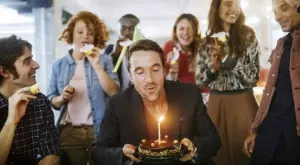 Работещите в Румъния с допълнителен платен отпуск за рождения ден