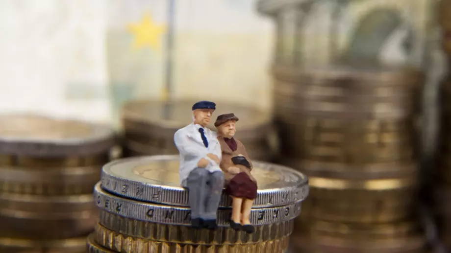 Франция вдига пенсионната възраст, политици зоват на бунт