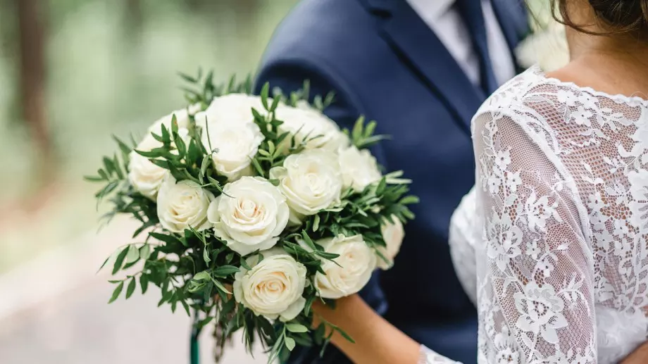 Виц за 15 юни 2023: Дядо плаче, че се оженил за 18-годишна