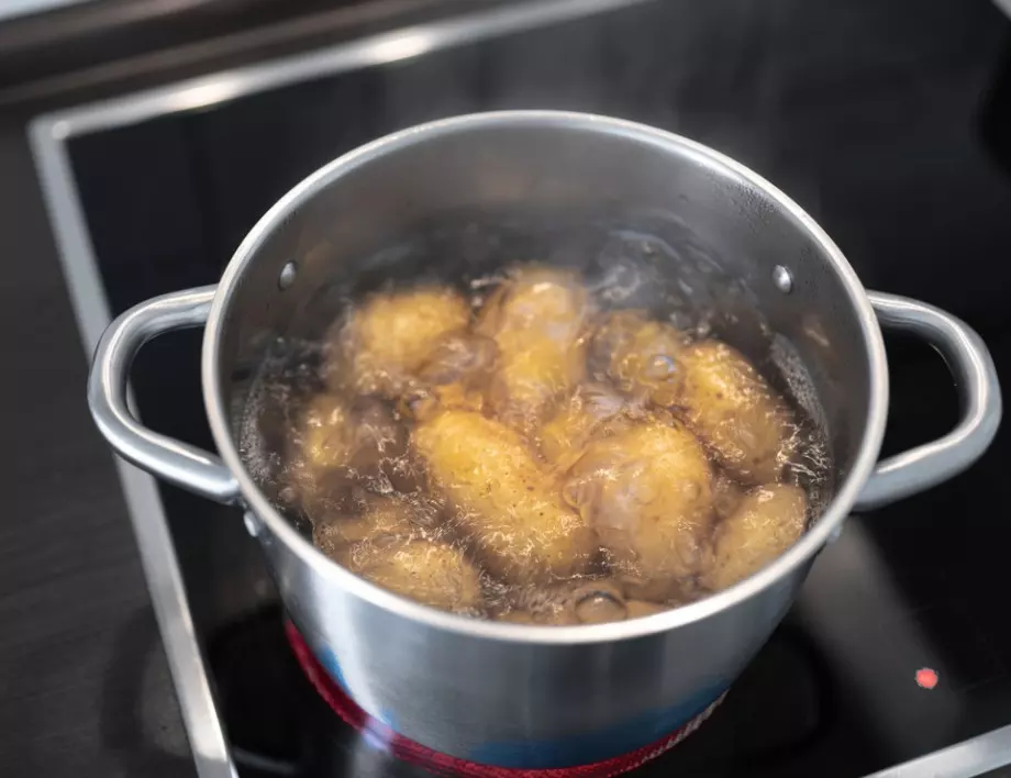 Картофите няма да се напукат при варене и всички витамини ще се запазят, ако добавите това във водата