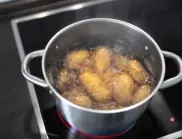 Сложете това във водата и картофите ще се сварят само за 10 минути