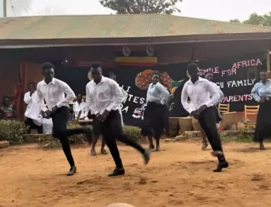 Африканци танцуват българска ръченица (ВИДЕО)