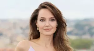 Анджелина Джоли пише книга за човешките права 