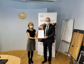 Таня Христова и Даниел Вълчев подписаха договор за младежкия център в Летния театър в Габрово