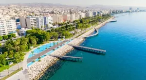 Кипър свали вечерния час, отваря нощните заведения