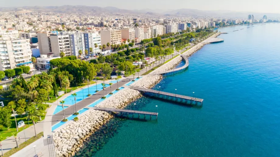 Кипър свали вечерния час, отваря нощните заведения