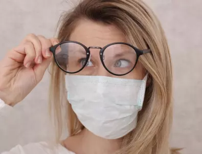 Как да НЕ ви се запотяват очилата, докато носите маска