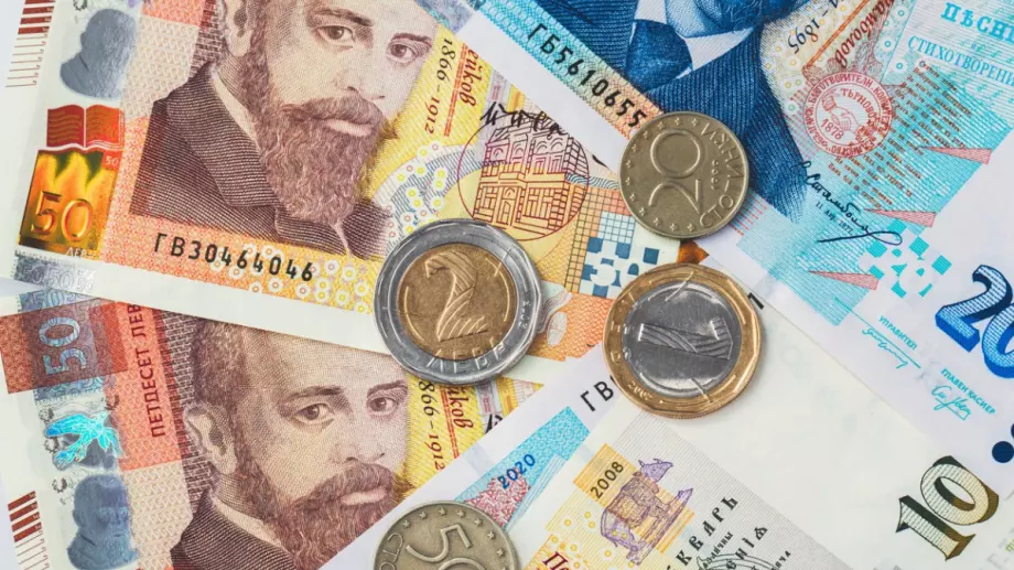 Замразяват заплатите на чиновниците, няма да режат ваучерите за храна