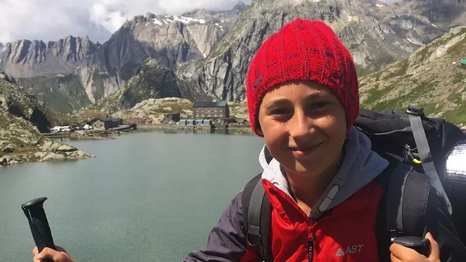 Момче ходи пеша от Италия до Великобритания, за да види баба си