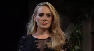 Отслабналата Адел облече къса пола и показа супер фигура (СНИМКИ)