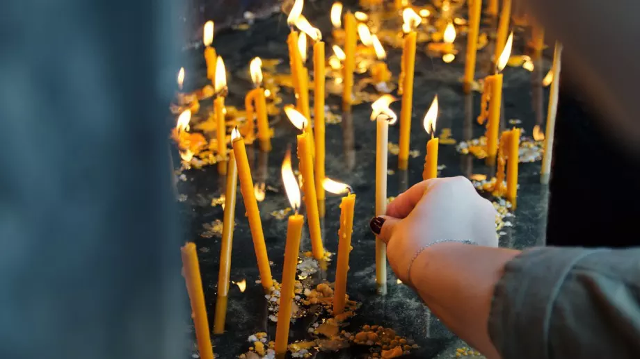 Виц за днес: Мутра влиза в църква