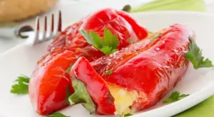 Пълнени чушки с яйце и сирене