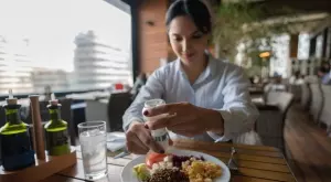 Какво се случва с тялото, когато спрете солта