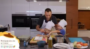 Как готвенето заедно може да насърчи детето ви да се храни по-балансирано?