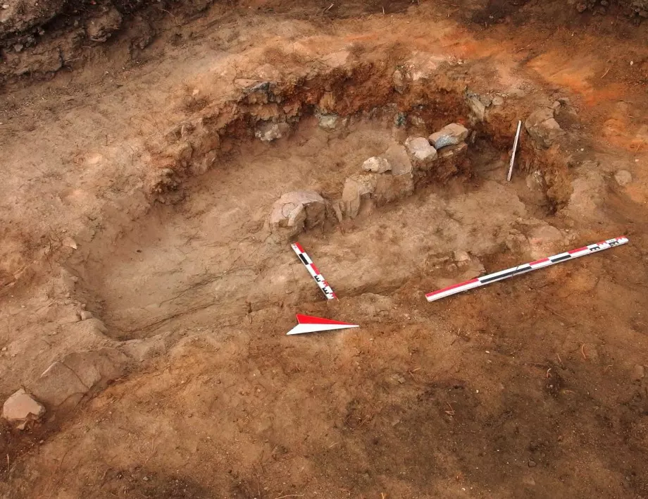 Откриха древна гробница в Неделинско при изкоп в частен имот