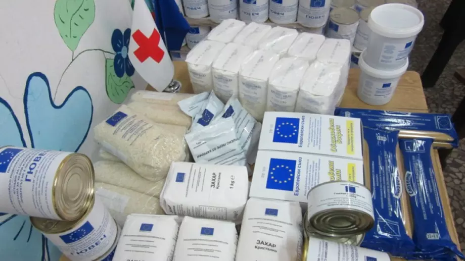 Повече пакети с храна за най-бедните