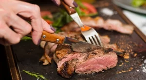 Готвите месото грешно! Ето какво пропускате