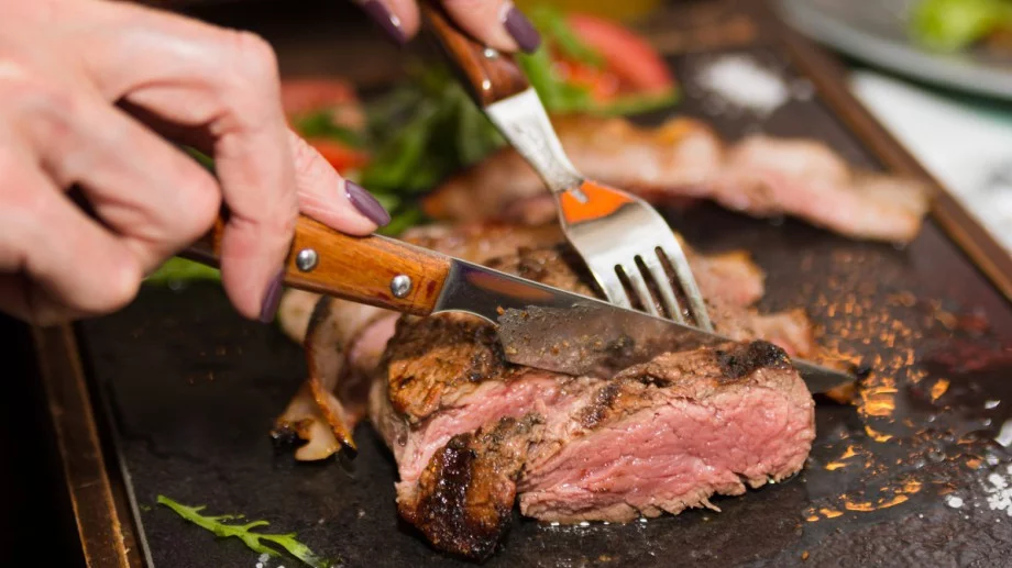 Готвите месото грешно! Ето какво пропускате